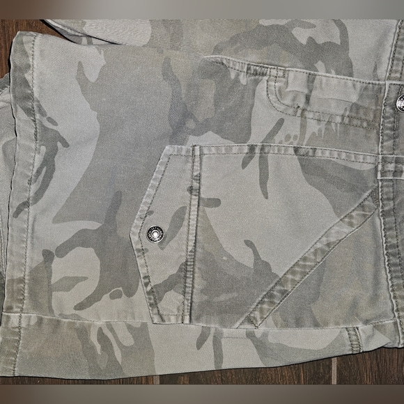 Lee's Women's 8M Lower on the Waist Camo Shorts - Picture 4 of 6